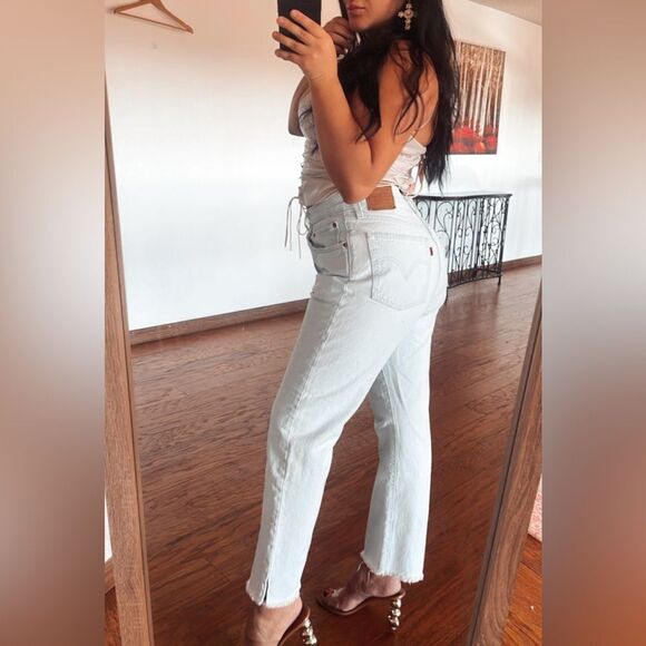 501 Levi light wash jeans - Picture 6 of 10